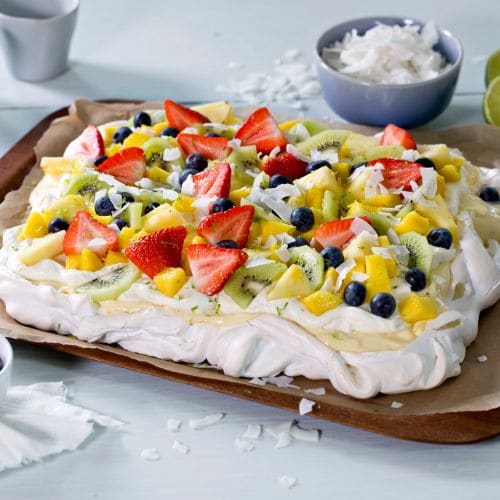 Pavlova i langpanne med frukt og bær