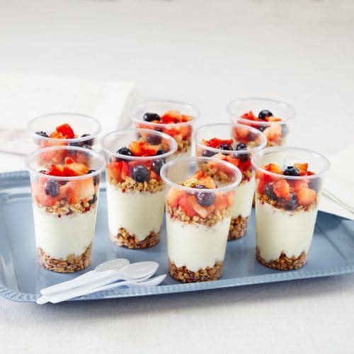 Yoghurt med friske bær og kornblanding