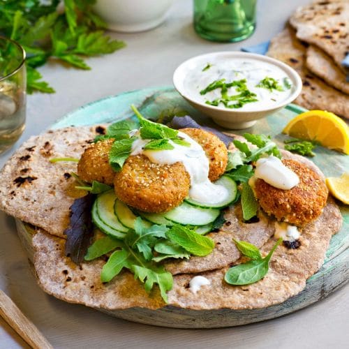 Hjemmelaget Falafel i chapati med yoghurtsaus