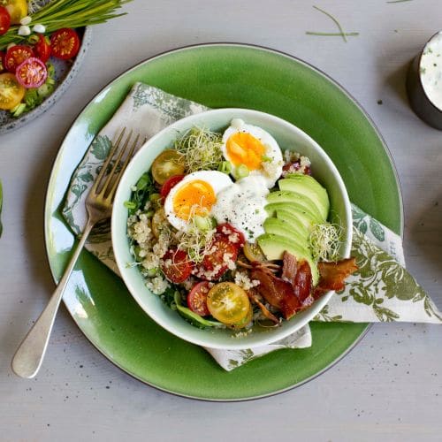 Middagsbowl med egg og urtedressing