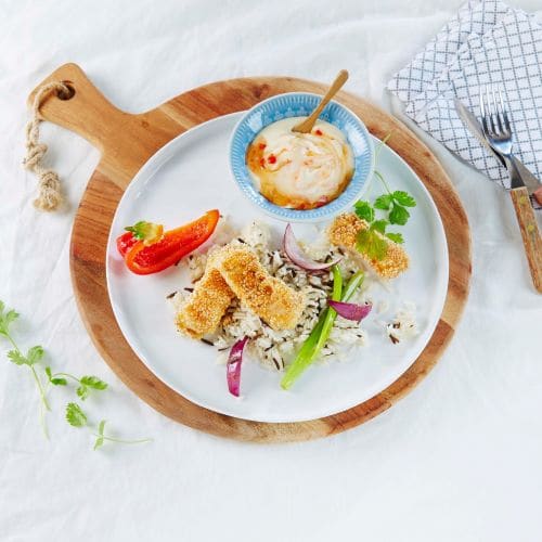 Sesambakt fiskefilet med sweet chili-raita