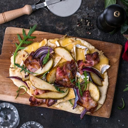 Flatbread-pizza med pære, brie og bacon