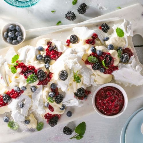 Knust pavlova med bakt bringebærsaus