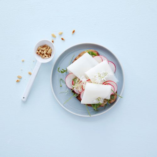 Landbrød med hvit geitost, reddikcarpaccio og miniurter 