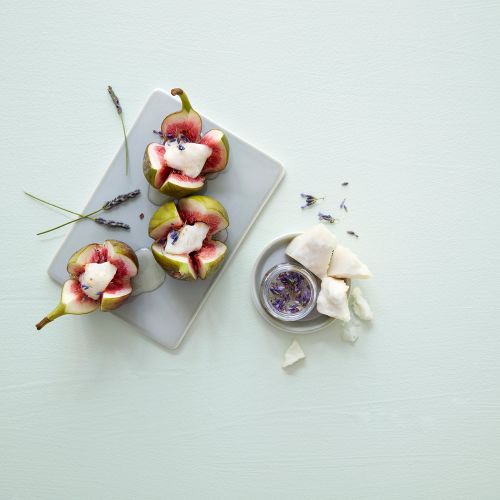 Fiken med hvit geitost, honning og rugbrødchips 