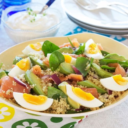 Lun laksesalat med spinat og couscous
