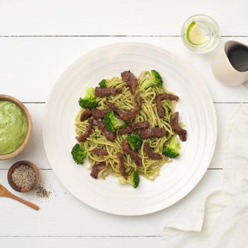 Biffstrimler på spagetti med persillepesto