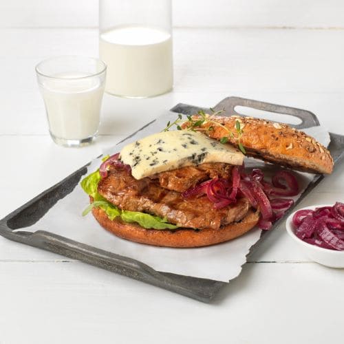 Biff- og blåmuggsandwich med syltet rødløk