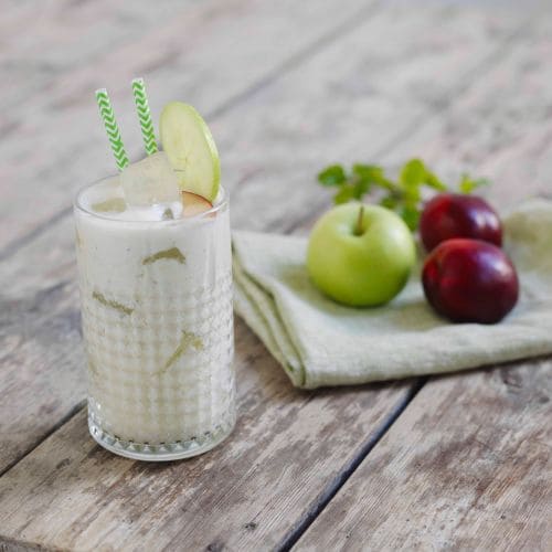 Plomme- og grønt eplemilkshake 