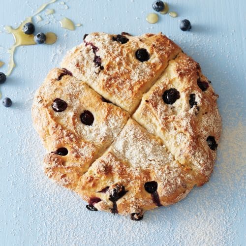 Scones med honning og friske blåbær