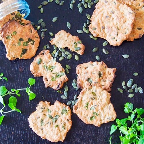 Knekkebrød med frø og friske urter 