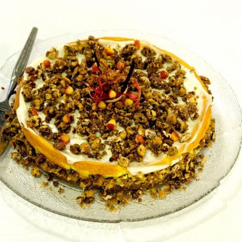 Bakt epleostekake på havrebunn med karamelliserte nøtter