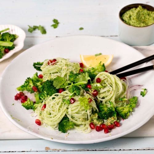 Nudler med pesto av grønnkål og Kesam® 