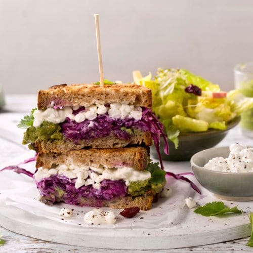 Avokadotoast med rødkål og Cottage Cheese