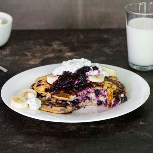 Cottage cheese-lapper med banan og blåbær