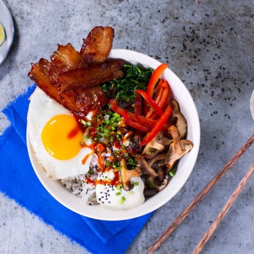 Egg- og bacon-bibimbap