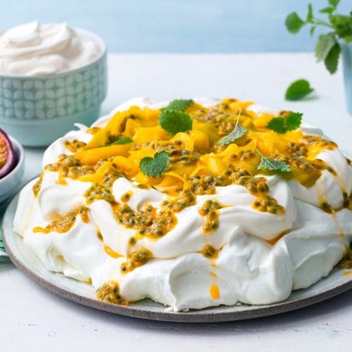 Pavlova med mango og pasjonsfrukt