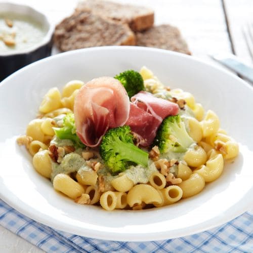Pasta med blåmuggostsaus, brokkoli og valnøtter