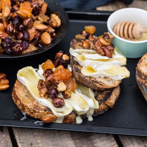 Grillet crostini med brie og nøtteblanding