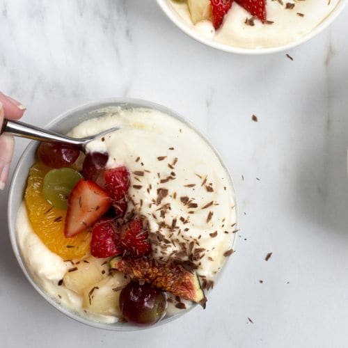 Råkrem med fruktsalat