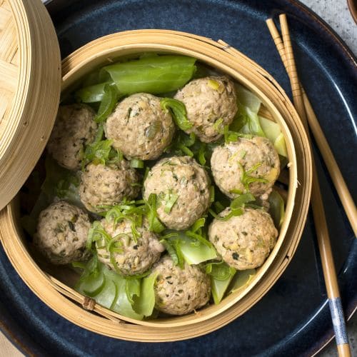 Dim sum dampede kjøttboller og kål