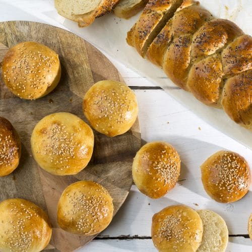 Hjemmelagde hamburgerbrød og èn loff