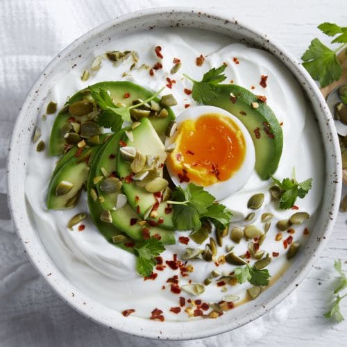 Proteinlunsj med gresk type yoghurt, avokado, egg og frø