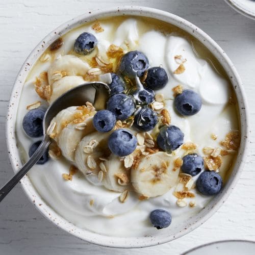 Proteinfrokost med gresk type yoghurt, blåbær, banan og müsli