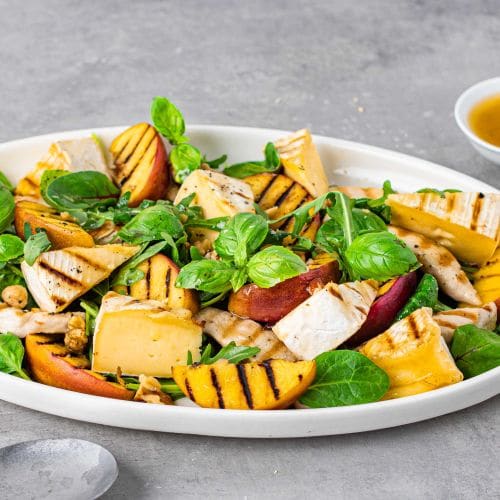 Kyllingsalat med grillet brie og nektarin