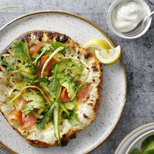 Hvit pizza med crème fraîche, brie og laks