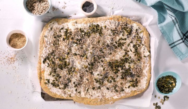 Kråkeboller trinn for trinn. Smør kremost utover.