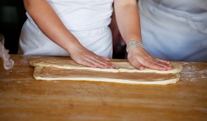 Slik lager du kanelknuter fra Bakeriet i Lom