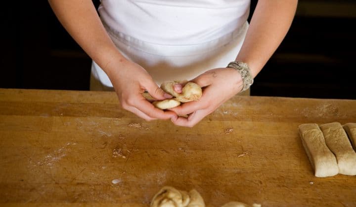 Trinn 7: Slik lager du kanelknuter fra Bakeriet i Lom