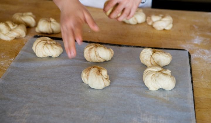 Trinn 8: Slik lager du kanelknuter fra Bakeriet i Lom
