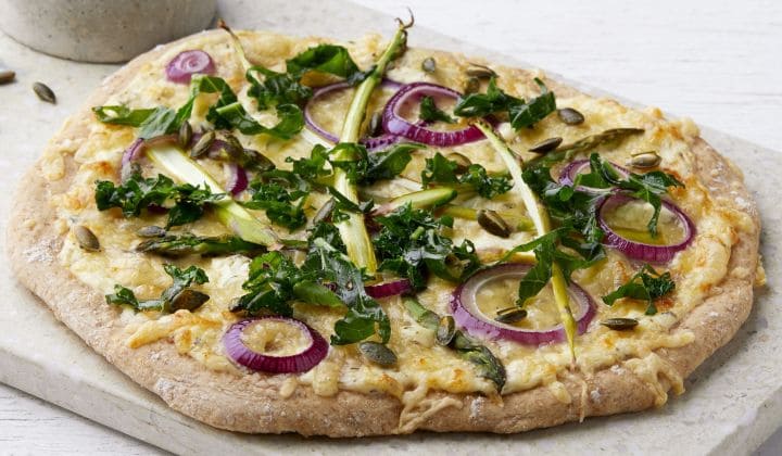 Pizza med creme fraiche og grønnkål