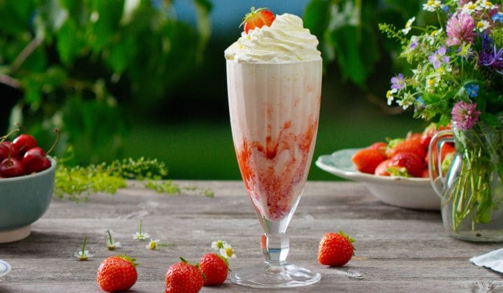 Klassisk jordbærmilkshake toppet med krem og jordbær