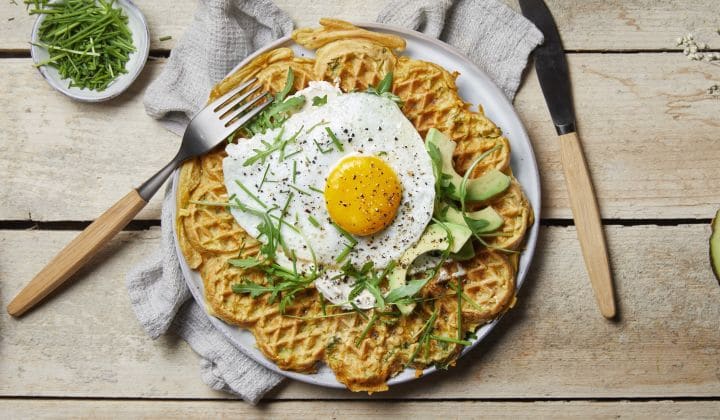 Søtpotetvafler med speilegg og avokado