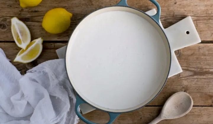 Gryte med kefir og skall og saft fra sitron