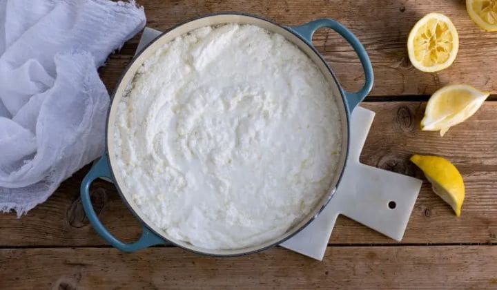 Kefir i gryte, kefiren begynner å skille seg