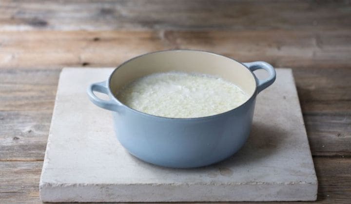 Kok opp melk og yoghurt i en kjele