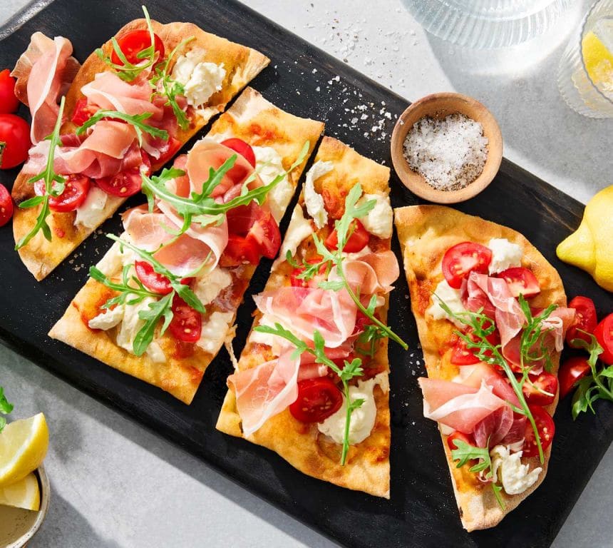 Pinsa med mozzarella og spekeskinke