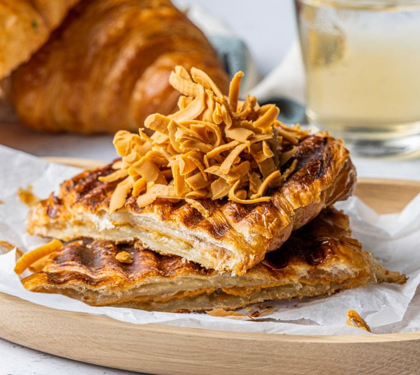 Croissant med brunost og aprikos