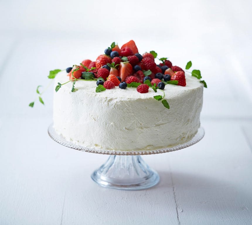 Bløtkake med vaniljekrem og bær