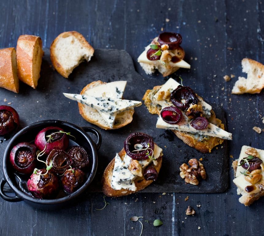 Crostini med ost og balsamicobakt småløk