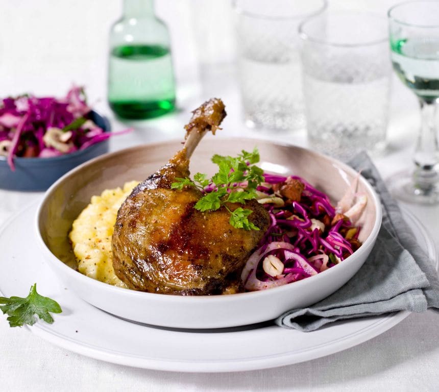 Andeconfit med potetmos og rødkålsalat