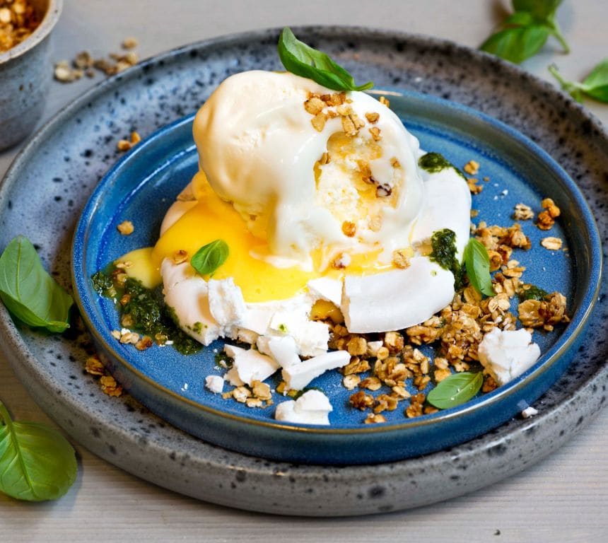 Rømmeis med marengs og lemoncurd
