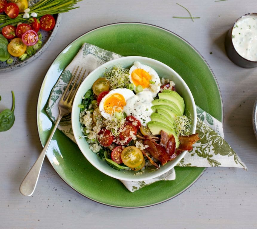 Middagsbowl med egg og urtedressing