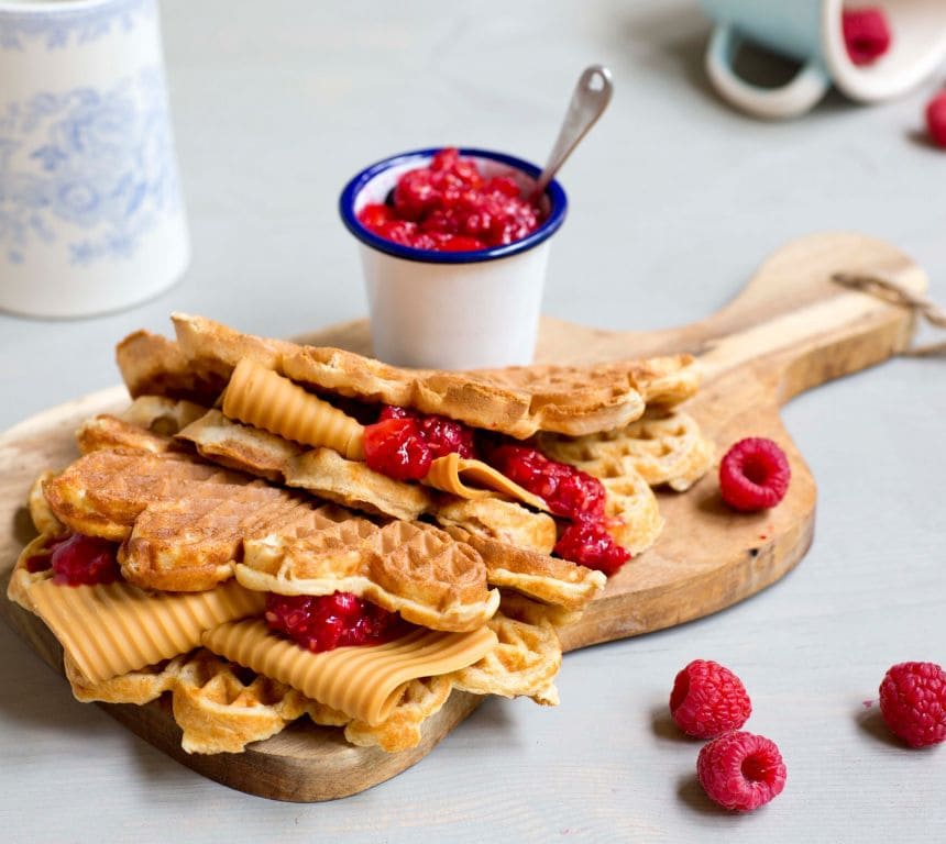 Rømmevafler med rørte bær og brunost