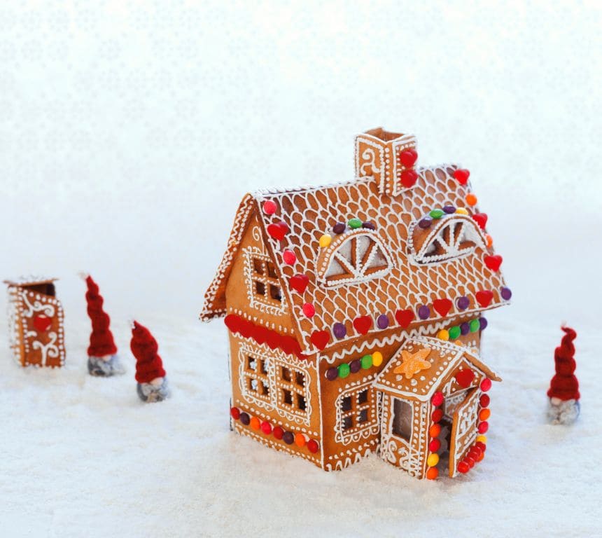 Bildet viser et hjemmelaget pepperkakehus