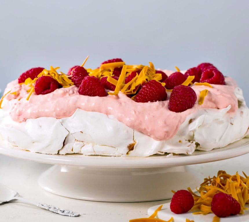 Brunost-Pavlova med bringebærkrem